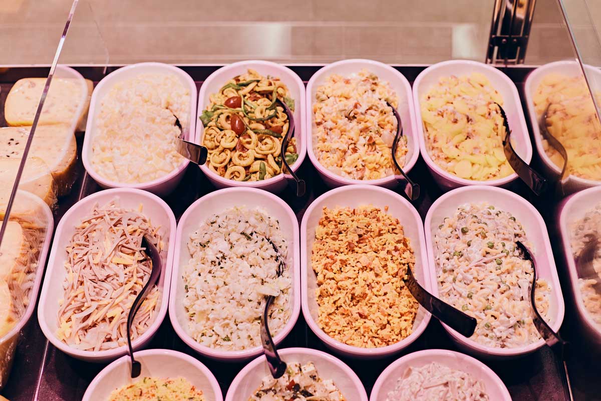 Salate in Schüsseln