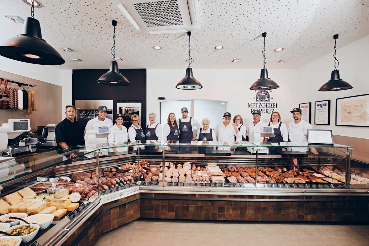 Mitarbeiter der Metzgerei hinter Theke