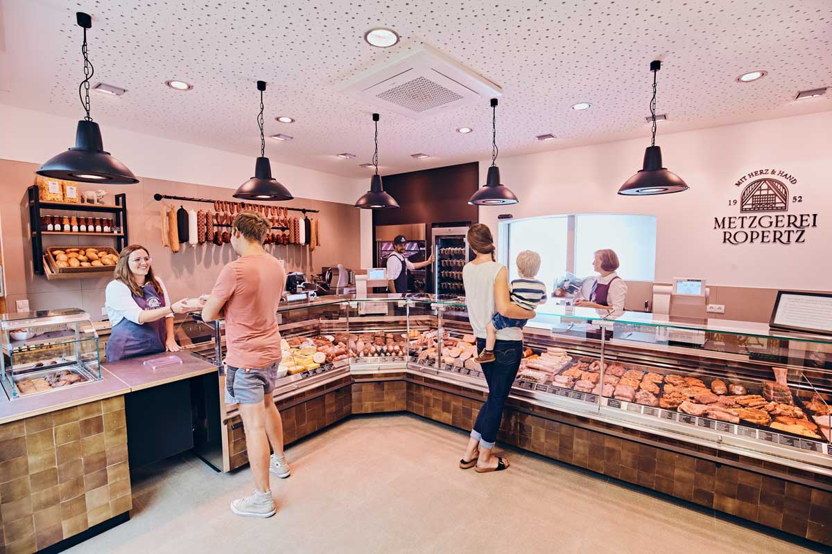 Metzgerei mit Kunden an Theke