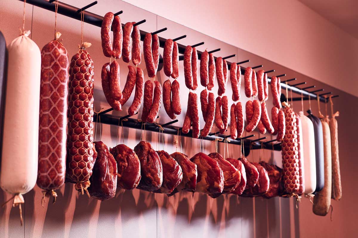 Wurstwaren hängen imRegal